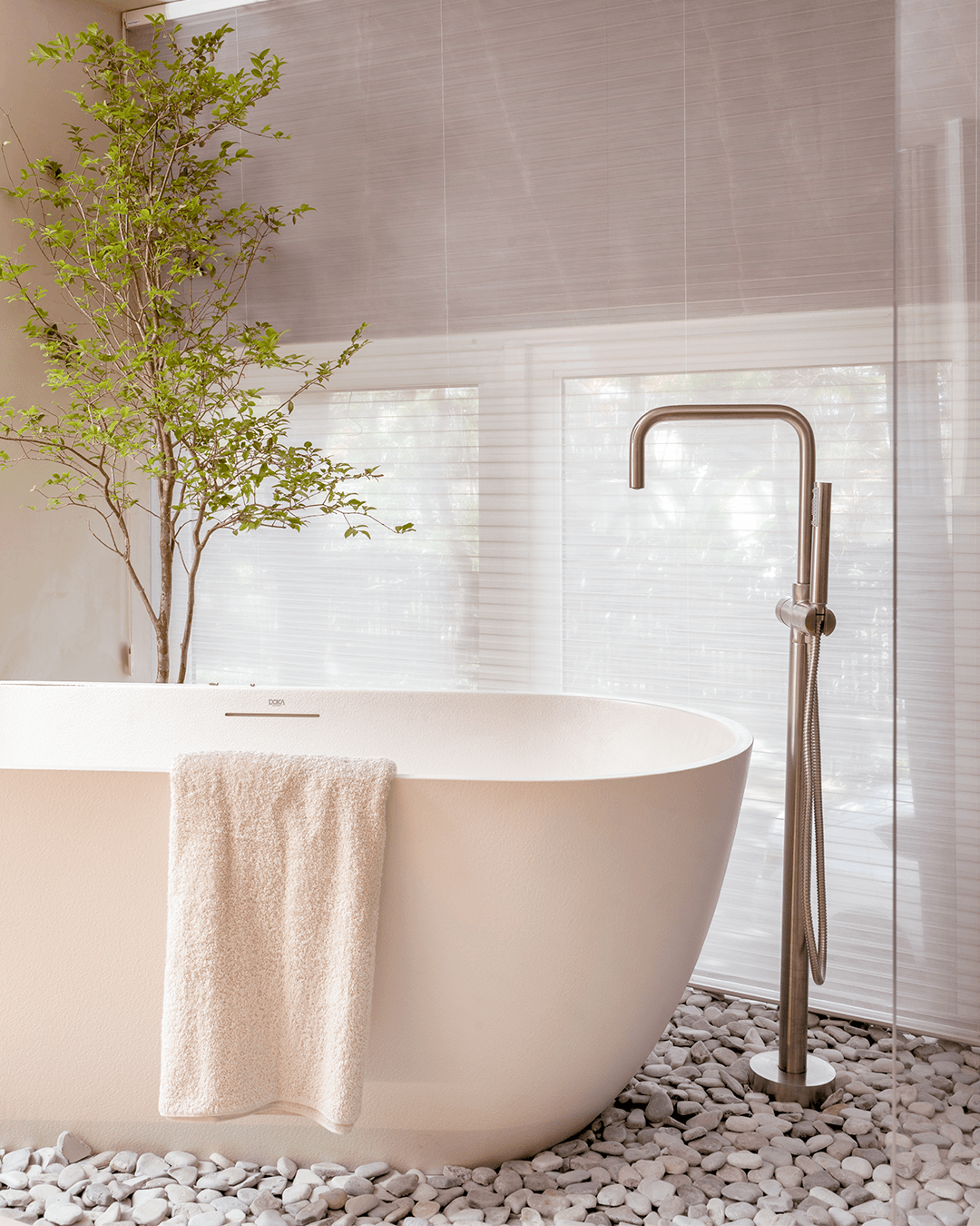 Duette Hunter Douglas — controle de luz natural em pergolado