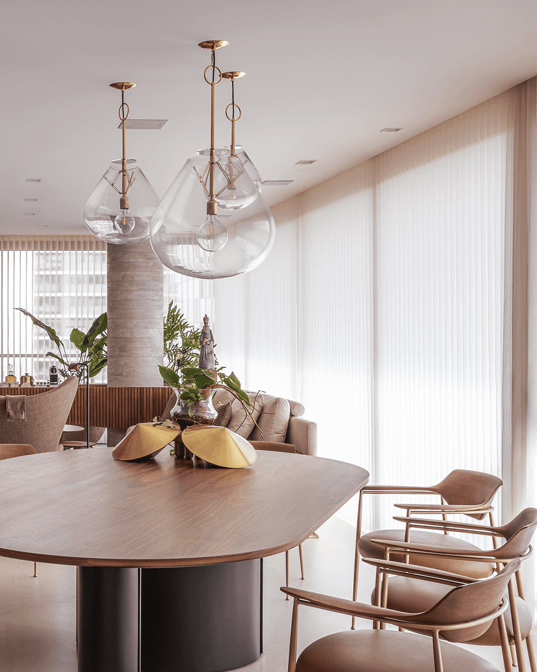 Luminette Hunter Douglas — lâminas verticais em sala com grandes janelas em Alphaville
