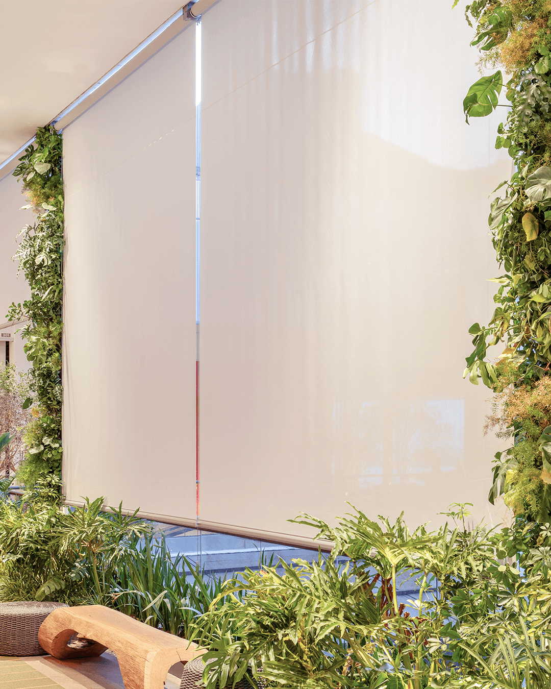 Toldo Vertical Hunter Douglas — acionamento motorizado em sacada com vista para jardim